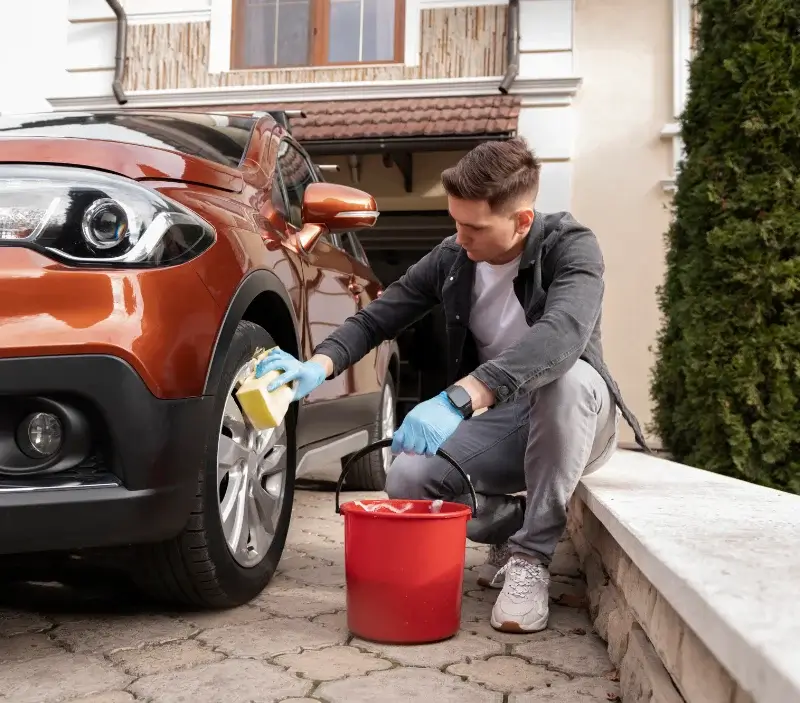 Lavage auto à domicile La Vineuse sur Fregande : professionnel intervenant sur un véhicule